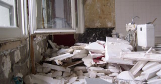 Демонтаж хрущевки в Большом Камне - удаление старых полов и стен по выгодной цене от 1771 рублей.